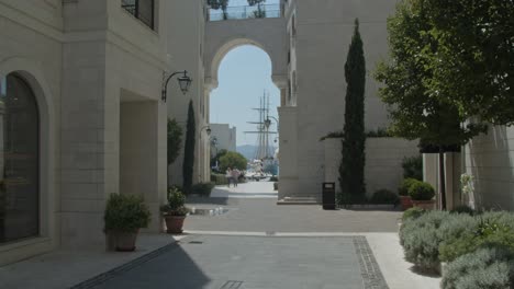 Gente-Pasando-Por-Una-Calle-Comercial-En-Porto-Montenegro