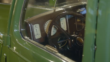 Interior-and-the-centre-console-of-an-vintage,-green-car