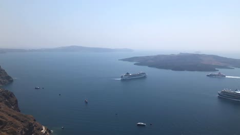 Amplia-Toma-Panorámica-De-La-Vista-Desde-Thira-De-La-Ciudad,-Las-Islas-Y-Los-Ferries.