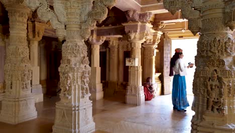 Touristen-Und-Anhänger-Im-Alten-Shri-Parsva-Nath-Ji-Mandir-Im-Jaisalmer-Sonargarh-Fort,-Rajasthan,-Indien