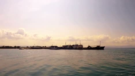 Blick-Auf-Den-Stadthafen-Von-Hilongos,-Leyte,-Aus-Der-Perspektive-Eines-Schiffes,-Das-Abgedockt-Und-Gewendet-Hat,-Bevor-Es-Reisegeschwindigkeit-Erreicht-Hat