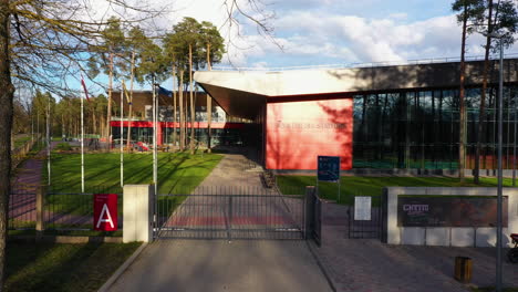 Eingang-Zum-Janis-Dalins-Stadion,-Valmiera,-Lettland-In-Der-Luftansicht