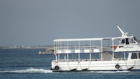 Un-Ferry-De-Crucero-Vacío-Viaja-A-Través-Del-Marco-Para-Ir-A-Recoger-Pasajeros