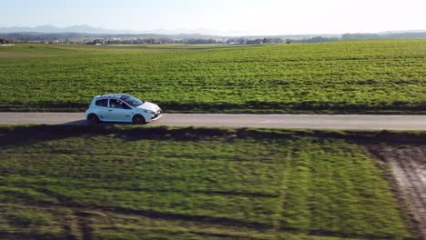 Gefühl-Der-Freiheit-Beim-Fahren-Des-Renault-Clio-RS-Auf-Den-Echellen-In-Den-Schweizer-Ländlichen-Feldern