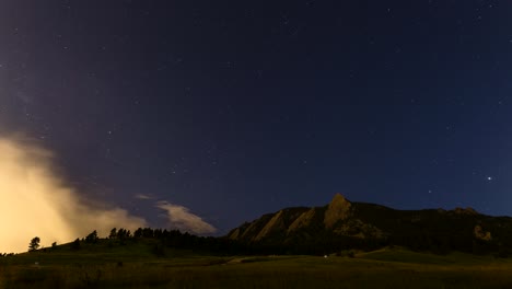 Colorado-Nachtsterne-Im-Zeitraffer-über-Den-Flatirons