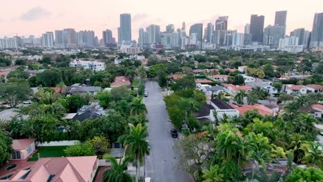 Luftaufnahme-über-Häusern-Mit-Der-Skyline-Von-Miami,-Florida-Im-Hintergrund