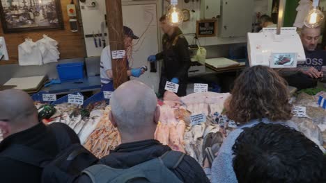 Frischer-Fisch-Und-Wild-Zum-Verkauf-Im-Londoner-Borough-Market,-Einem-Der-ältesten-Und-Größten-Lebensmittelmärkte-In-London
