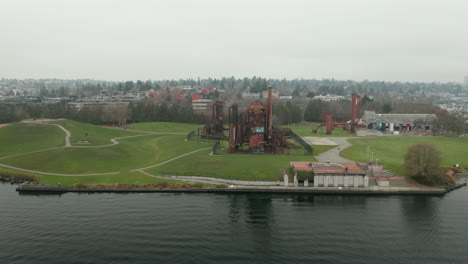 Drone-Aerial-Parallax-around-Gas-Works-Park-and-Lake-Union---Seattle,-WS