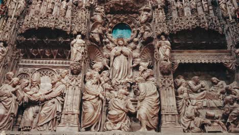 close-up-detailed-of-alter-inside-church-hall-of-San-Pablo-in-Zaragoza-beautyful-monument