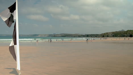 Gente-Disfrutando-De-Una-De-Las-Playas-De-Newquay.