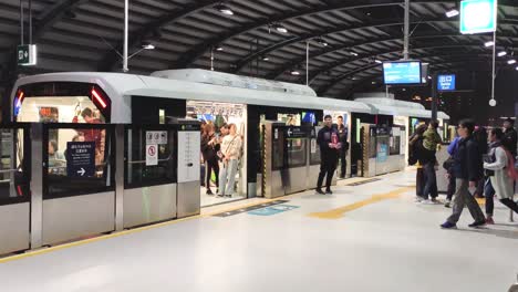 Der-Neu-Eröffnete-Macau-Light-Rapid-Transit-Zug-Verlässt-Den-Bahnhof-Und-Fährt-In-Richtung-Cotai-Strip