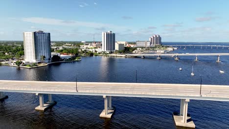 Luftstoß-über-Brücken,-Die-Nach-Fort-Myers,-Florida-Führen