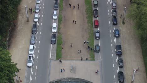 Brüssel,-Belgien,-Straße-Mit-Passanten-Und-Vorbeifahrenden-Autos-In-Ameisengröße-