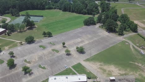 Drone-4k-Volando-Sobre-Estacionamiento-Y-Campo-De-Fútbol