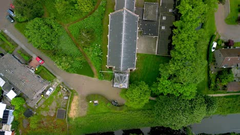 The-village-church-of-Heinenoord-in-the-Netherlands-founded-in-1450,-top-view