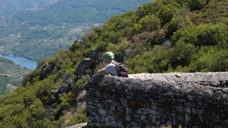 Turista-Entusiasta-Contemplando-La-Ribeira-Sacra-En-España,-Panorámica-Izquierda