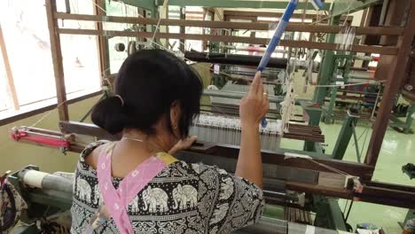 Weben-Eines-Traditionellen-Thai-Kleides-Auf-Einem-Alten-Hölzernen-Webstuhl-Auf-Der-Jim-Thompson-Seidenfarm-In-Nakhon-Ratchasima,-Thailand