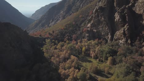 Reise-Durch-Die-Epische-Landschaft-Des-Big-Cottonwood-Canyon-In-Utah-Im-Herbst