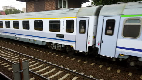 Polnischer-Intercity-Zug-Fährt-über-Den-Bahnhof