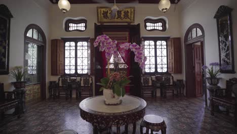 Authentic-Asian-Decorated-Room-in-Mansion,-Dolly-Forward-Tilt-Down-Shot