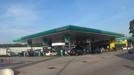 Gasolinera-Petronas-Durante-El-Día-En-Malasia