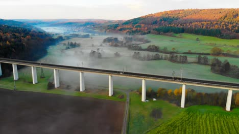 Vuelo-Sobre-Un-Puente-Ferroviario-Brumoso-Por-La-Mañana