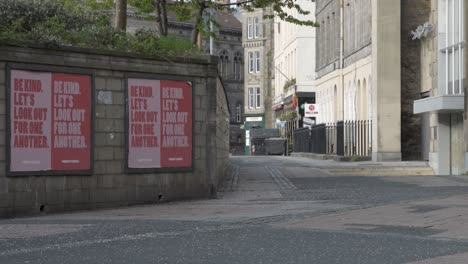 Positive-words-on-Edinburgh-city-centre-walls-for-pandemic-lockdown,-be-kind
