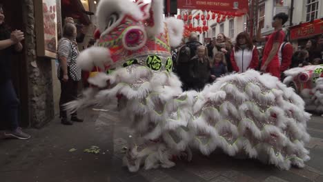 Bailarina-De-Dragón-Chino-Durante-La-Celebración-De-La-Actuación-De-Año-Nuevo-En-La-Ciudad-China-De-Londres-2020-Antes-Del-Bloqueo-Del-Brote-De-Coronavirus