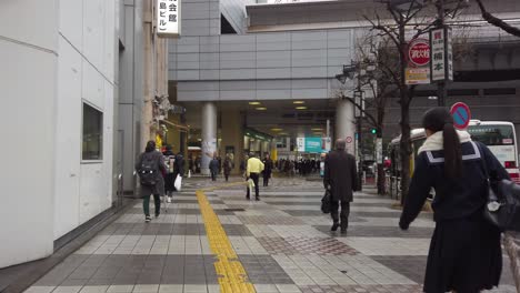 Fußgänger-Die-Um-Den-Bahnhof-Shibuya-Herumlaufen