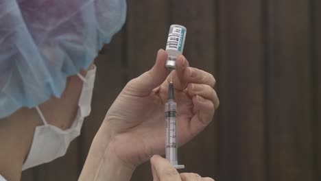 Füllen-Einer-Spritze-Mit-Dem-Covid-Impfstoff-In-Einer-Klinik-In-Rio-De-Janeiro