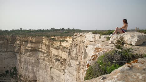 Magnífica-Vista-De-Una-Joven-Cerca-De-Los-Acantilados-De-Ta-Cenc-En-La-Costa-Rocosa-De-Sannat-En-La-Isla-De-Gozo,-Malta