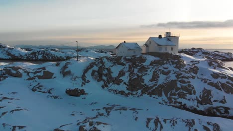 Vista-De-Drone-De-Una-Casa-En-Un-Paisaje-Nevado