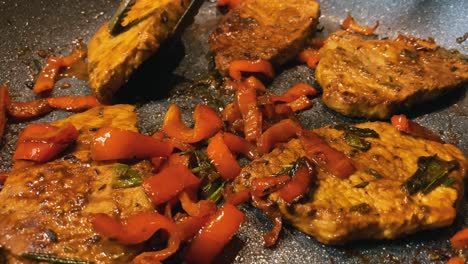 Gesundes-Abendessen-Mit-Gebratenem-Fleisch-Und-Frischen-Karotten-Und-Paprika