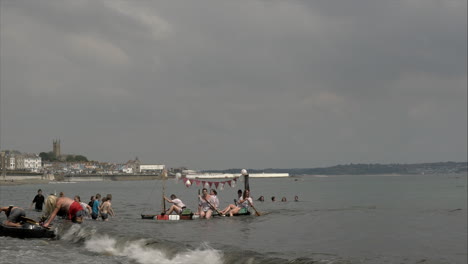 Lokales-Business-Team-Zweiter-Beim-Newlyn-Raft-Race-Charity-Spaß-Im-Freien,-Cornwall