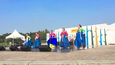 Mujeres-En-Traje-Tradicional,-Hanbok,-Bailar-En-El-Parque-Olímpico,-Oryun-dong,-Songpa-gu,-Seúl,-Corea-Del-Sur