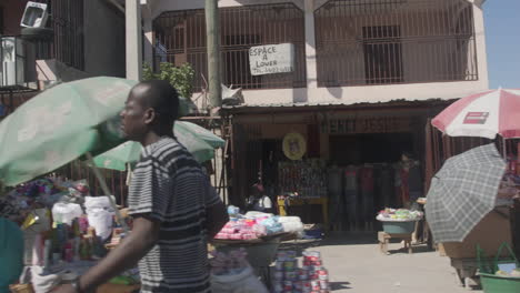 Fahrt-Am-Haitianischen-Straßenmarkt-Vorbei