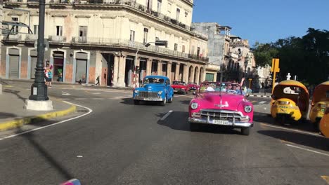 Traditionelles,-Klassisches,-Altmodisches-Rotes-Und-Blaues-Auto,-Das-Auf-Der-Hauptstraße-Im-Stadtzentrum-Von-Havanna-Herumfährt