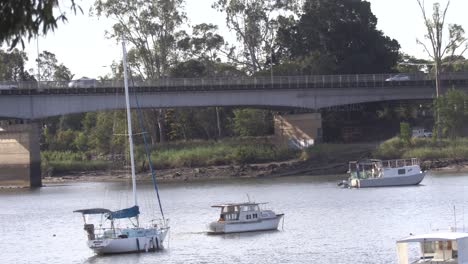 Boats-floating-in-the-Fitzroy-River,-Rockhampton