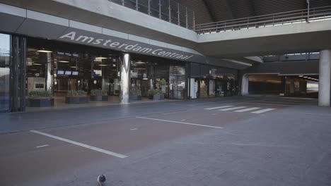 Leerer-Hauptbahnhof-Während-Des-Coronavirus-Ausbruchs-In-Amsterdam,-Niederlande