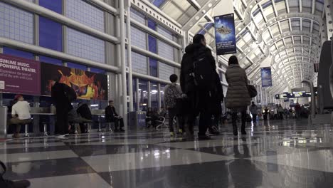 Multitudes-Caminando-Por-Una-Terminal-En-El-Aeropuerto-Internacional-O&#39;hare-En-Chicago-El-26-De-Diciembre,-Uno-De-Los-Días-Más-Ocupados