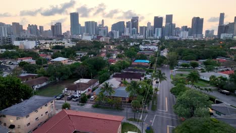 Luftaufnahme-Der-Skyline-Von-Miami,-Florida-Bei-Sonnenaufgang