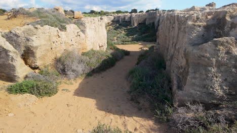 Ein-Weg-Durch-Antike-Ruinen-An-Den-Königsgräbern-In-Paphos,-Zypern,-Umgeben-Von-Felswänden