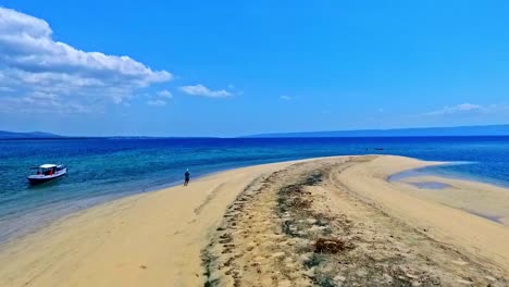 Indonesia-Viaja-A-Las-Playas-De-Arena-Dorada-Y-Al-Cielo-Azul-De-La-Isla-Dangar-Ode