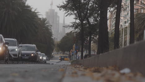 Verschmutzte-Luft-In-Barcelona,-Spanien,-Mit-Vorbeifahrenden-Pendlerautos