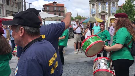 Grupo-de-bombos-São-Joãozinho-in-parade-in-Porto-city