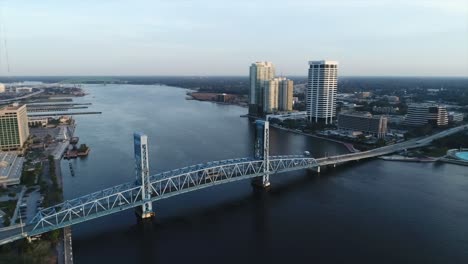 Drohnenaufnahmen-Vom-Fluss-Bei-Sonnenuntergang-In-Der-Innenstadt-Von-Jacksonville,-Florida