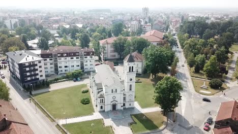 Aerial-timelapse-of-church-in-the-city
