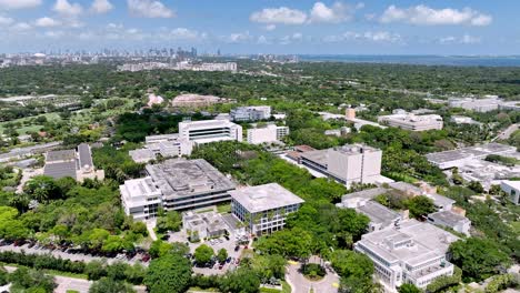 Antena-Alta-Sobre-El-Campus-De-La-Universidad-De-Miami