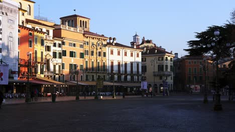 Piazza-Bra-Im-Historischen-Herzen-Von-Verona-Sehr-Früh-Am-Morgen,-Die-Einzige-Zeit,-In-Der-Sie-Ohne-Große-Touristenmassen-Besuchen-Können