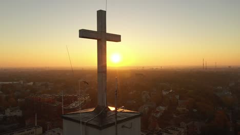 Vista-Aérea-De-Drones-De-Pájaros-Voladores-Cerca-De-La-Iglesia-En-Kaunas,-Lituania